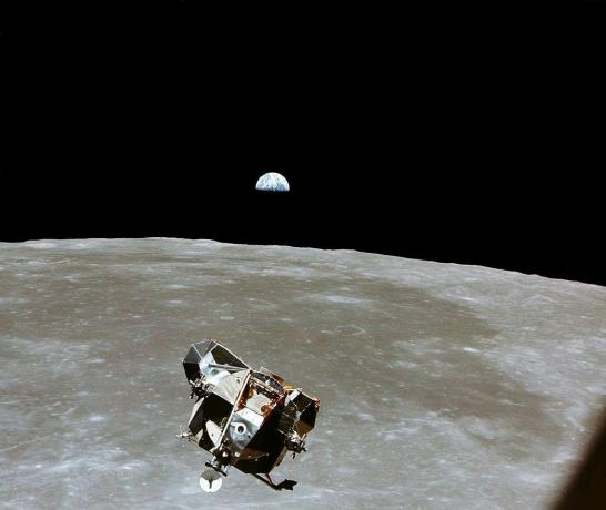 Module lunaire d'Apollo 11 s'élevant au-dessus de la lune