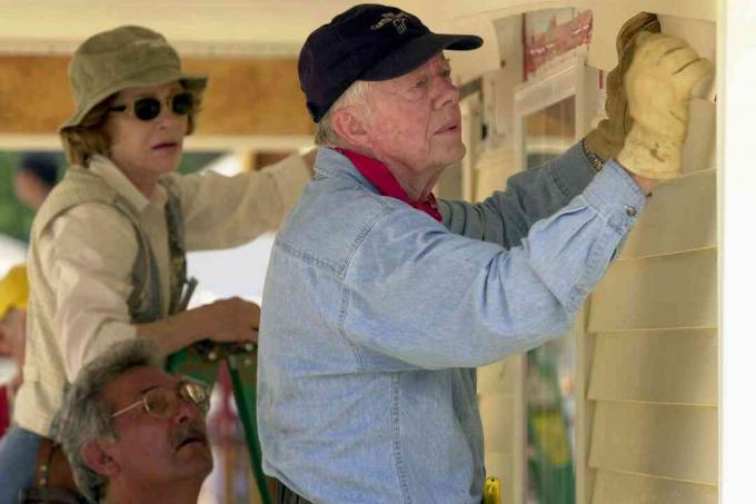 L'ancien président américain Jimmy Carter et son épouse Rosalyn attachent un parement à l'avant d'une maison d'Habitat pour l'humanité en construction le 10 juin 2003 à LaGrange, en Géorgie.