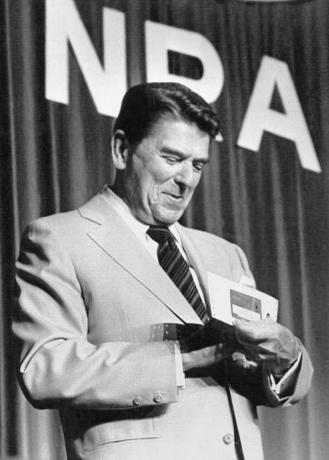 Le président Reagan reçoit sa carte de membre de la NRA