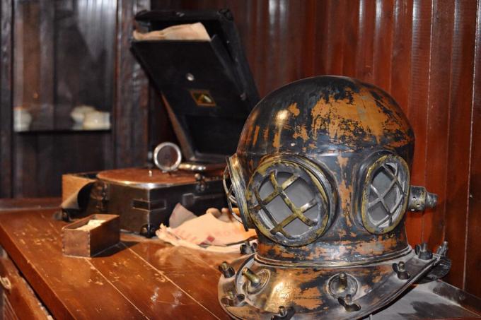 Casques de plongée sur le bureau