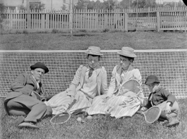 La famille se repose après un match de tennis, ca. 1900.