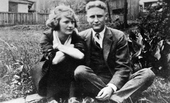 Zelda et F. Scott Fitzgerald assis dans leur jardin