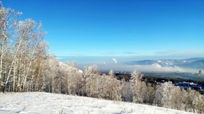 Vue panoramique du paysage couvert de neige contre le ciel bleu