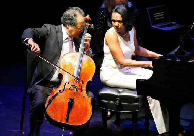 Photographie de l'ancienne secrétaire d'État américaine Condoleeza Rice accompagnant la violoncelliste Yo-Yo Ma