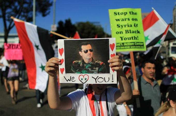 Un partisan du président syrien Bashar Hafez al-Assad exprime son amour pour le président lors d'un rassemblement pour exhorter le Congrès à voter contre une grève militaire limitée contre l'armée syrienne