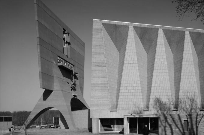 Photo en élévation en noir et blanc de l'abbaye de l'Université St. John's conçue par Marcel Breuer