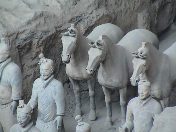 Soldats et chevaux en terre cuite.