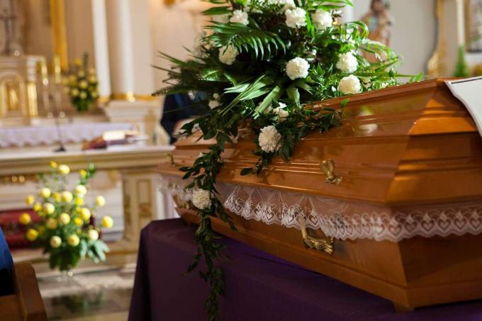 Fleurs sur un cercueil dans l'église