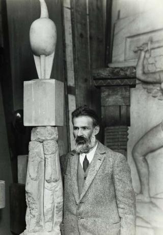 Constantin Brancusi avec sculpture