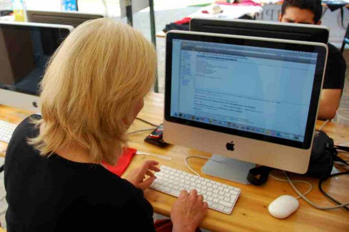 Rédactrice travaillant à son bureau.