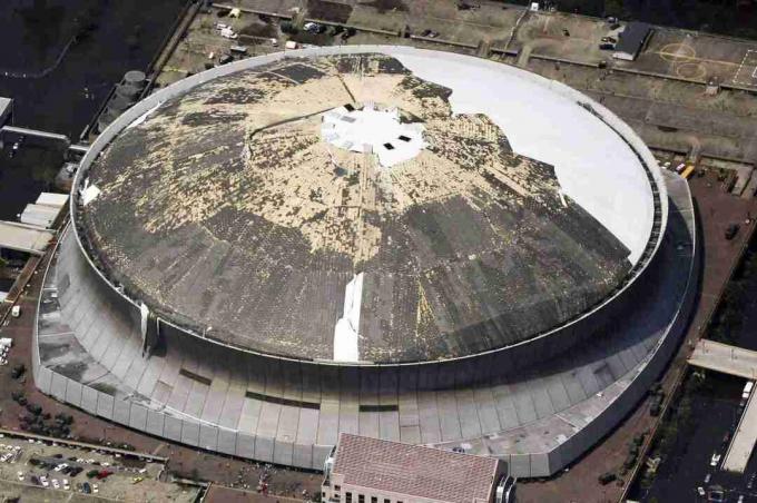 photo aérienne du revêtement du toit retiré de la moitié d'un stade en forme de dôme