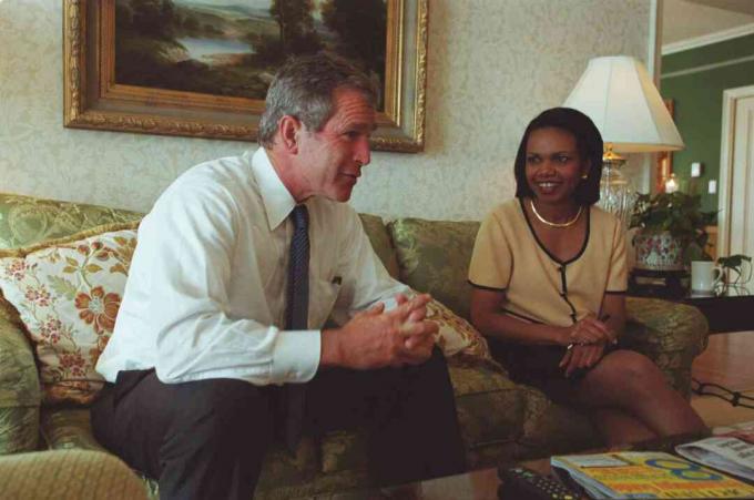 George W. Bush et Condoleezza Rice, sa conseillère en politique étrangère, s'expriment dans une chambre d'hôtel à Washington, DC