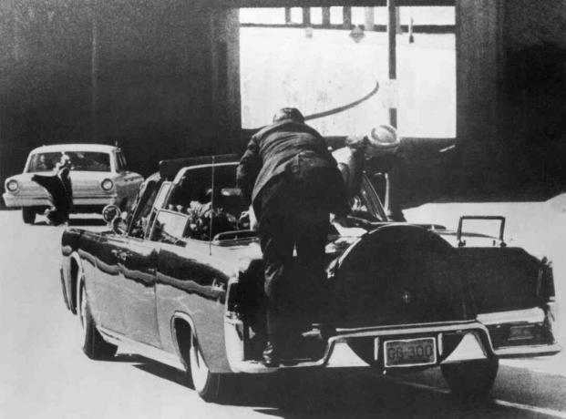 Homme des services secrets grimpant sur la voiture du président Kennedy