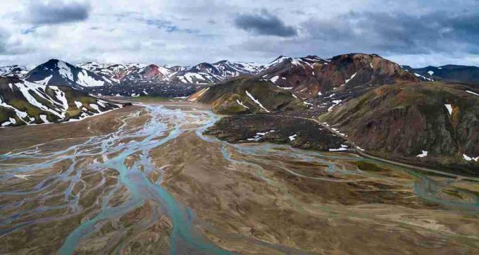 Landmannalaugar en Islande présente les nombreuses couleurs prises par la rhyolite.