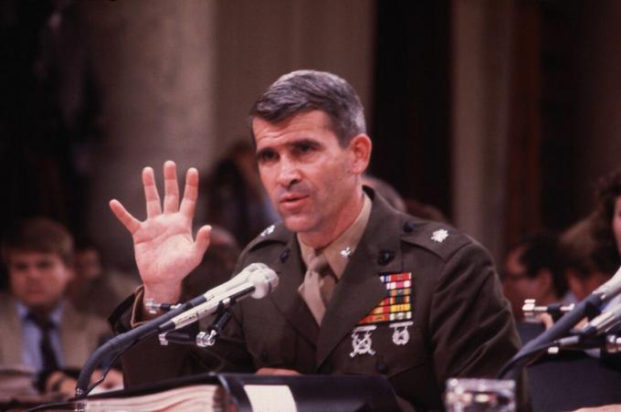 Le lieutenant-colonel de marine Oliver North témoigne devant le Sénat sur le scandale Iran-Contra