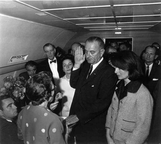 Lyndon B. Johnson prête serment