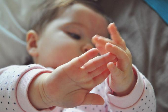 Portrait de petite fille allongée sur le lit