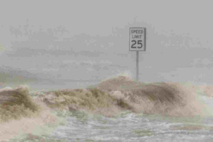 Panneau de limitation de vitesse de 25 mi / h dépassant des eaux déchaînées