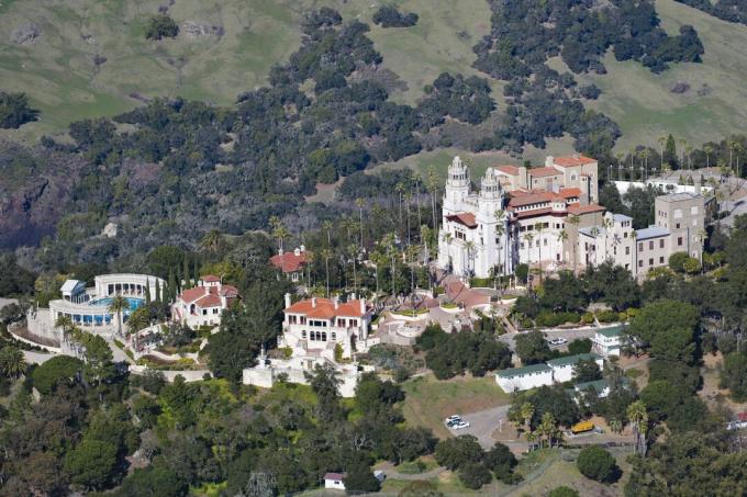 Photo aérienne du château de Hearst, San Simeon, un château sur une colline à San Luis Obispo, Californie