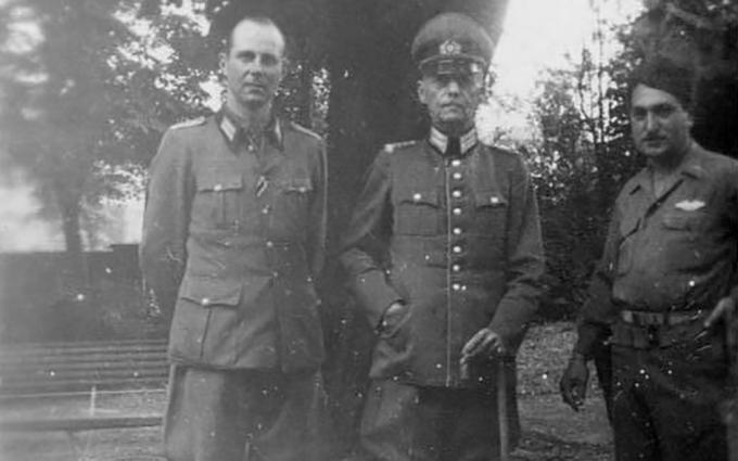 Gerd von Rundstedt se tenant entre son fils Hans et un soldat non identifié.