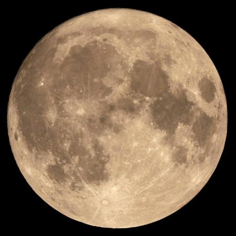 Regarder la lune dans un télescope.