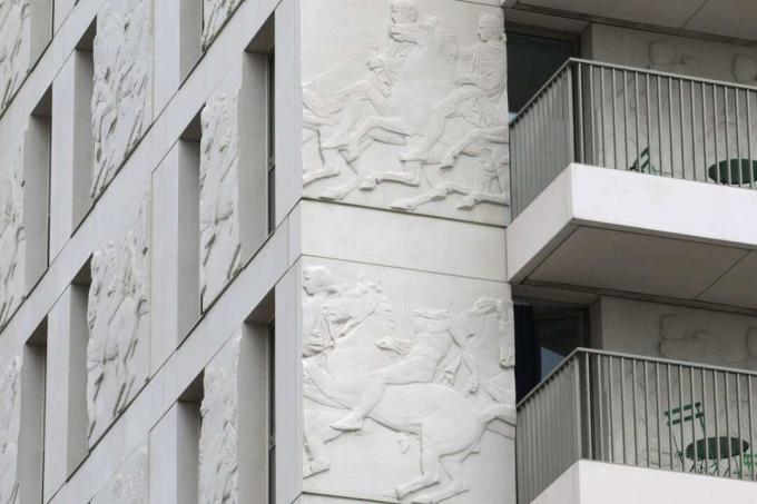 Photo d'anciennes figures olympiques grecques taillées dans la pierre d'un appartement de 2012 pour les Jeux olympiques de Londres.