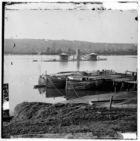 L'U.S.S. Onondaga, un moniteur construit en 1864 avec deux tourelles.