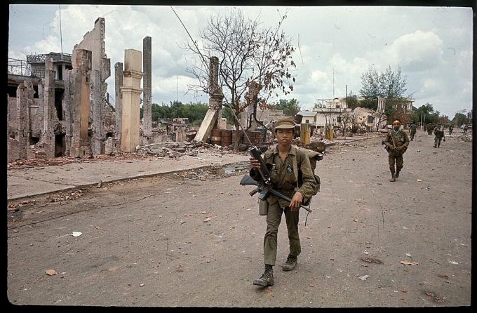 Des réfugiés fuient l'attaque du Viet Cong