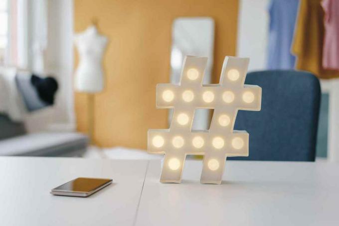 Signe lumineux de hashtag sur la table dans le studio de mode