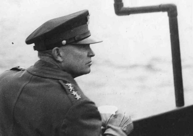 Le général Dwight D Eisenhower (1890-1969), commandant suprême des forces alliées, regarde la Opérations de débarquement alliées depuis le pont d'un navire de guerre dans la Manche pendant la Seconde Guerre mondiale, juin 1944. Eisenhower a ensuite été élu 34e président des États-Unis