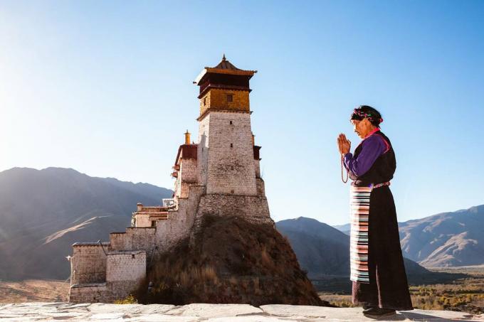 Vieille femme tibétaine en costume traditionnel, Tibet