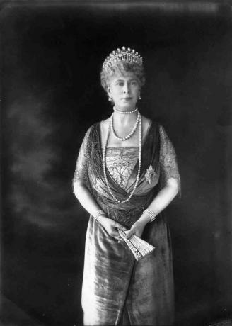 Photographie de la reine Mary de Teck dans une robe formelle et un diadème