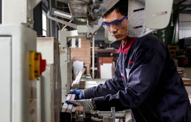Un employé travaillant sur des produits en aluminium dans une usine de Zouping, dans l'est de la province chinoise du Shandong