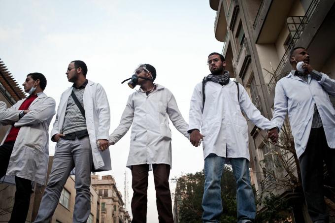 Bénévoles médicaux pendant le printemps arabe, 2011 sur la place Tahrir, Le Caire, Égypte