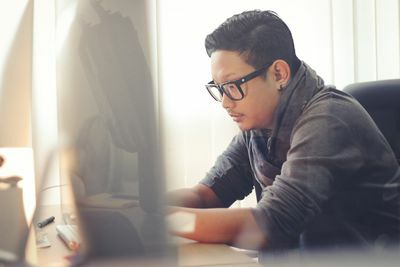 Vue latérale de l'homme travaillant au bureau