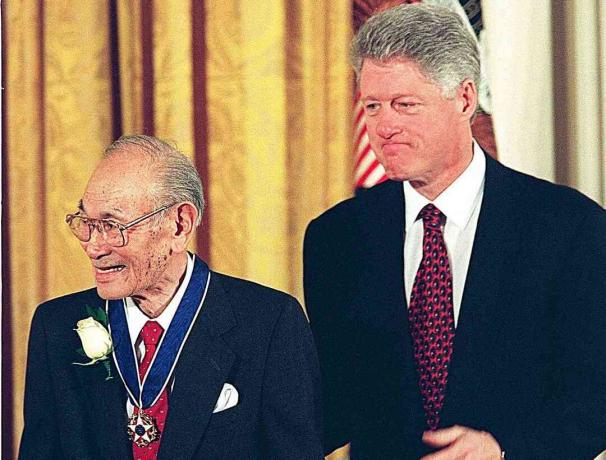 Le président Bill Clinton avec Fred Korematsu