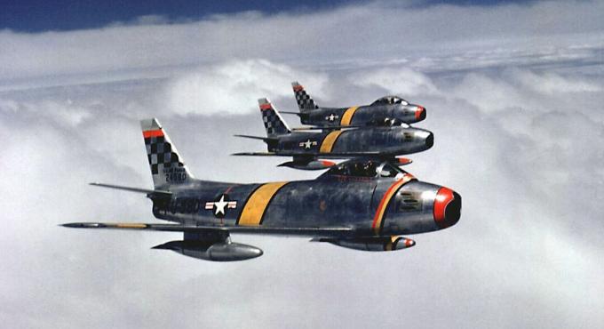 Trois chasseurs F-86 Sabre volant en formation.