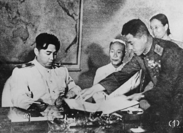 Le dirigeant nord-coréen Kim Il-Sung signe l'accord d'armistice coréen à Pyongyang, Corée du Nord, 1953