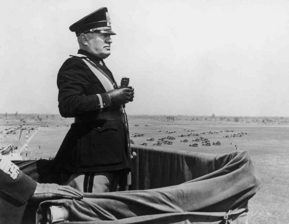 Le dictateur italien Benito Mussolini (1883-1945) examine le nouvel aéroport de Caselle lors d'une visite à Turin, le 16 mai 1939
