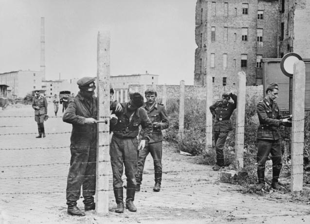 Des soldats érigent des barbelés en préparation du mur de Berlin, le 14 août 1961.