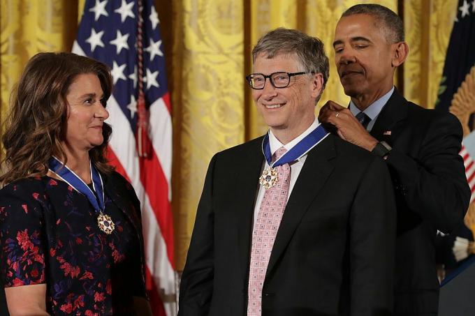 Le président américain Barack Obama (R) remet la Médaille présidentielle de la liberté au fondateur de Microsoft, Bill Gates (C) et à son épouse Melinda Gates (L)