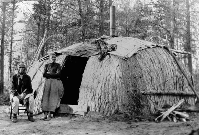 Un couple Ojibwa devant leur wickiup.