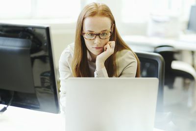 développeur web féminin travaillant sur ordinateur