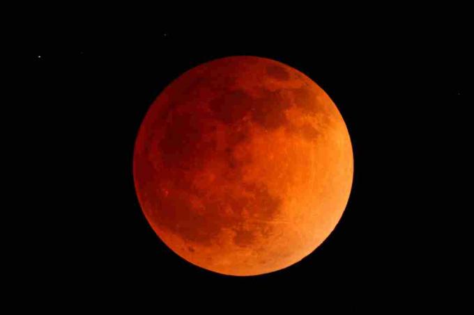 Une lune de sang est un nom pour la lune rougeâtre vue pendant une éclipse lunaire totale.