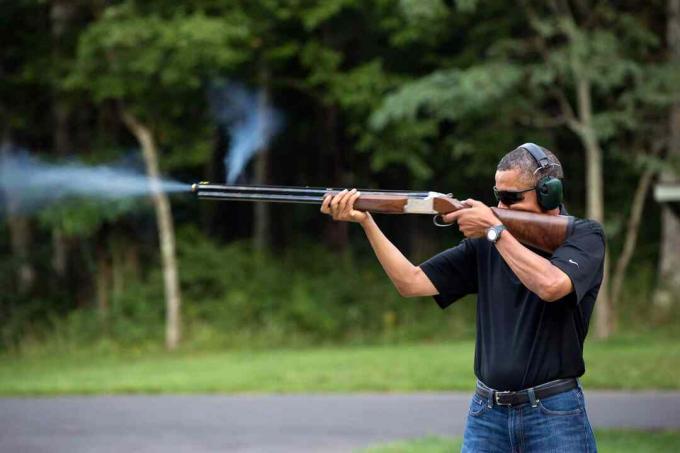 photo du président Barack Obama tirant un fusil de chasse à Camp David