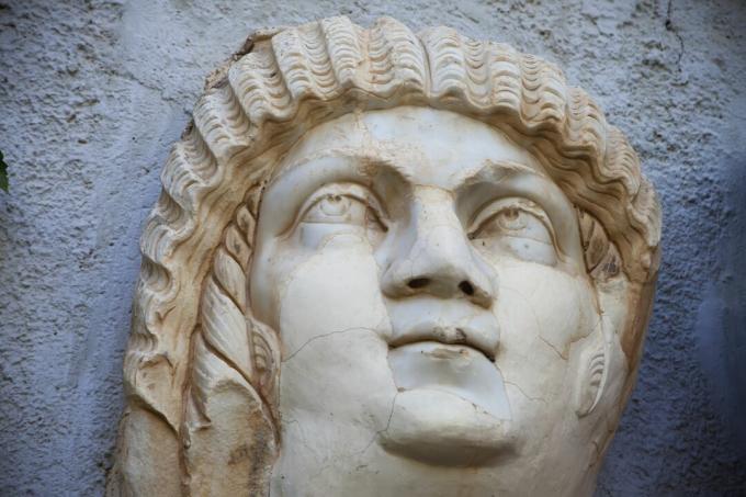 Chef de Julia Domna (épouse de Septime Sévère) à l'extérieur du musée du site, Djemila, Algérie