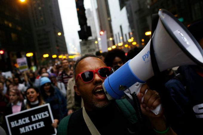 Les manifestants célèbrent le verdict lors du procès pour meurtre du policier de Chicago Jason Van Dyke le 5 octobre 2018.