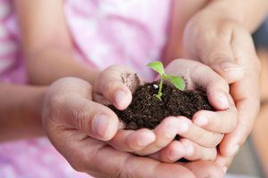 Mère et fille jardinage