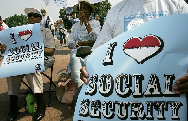 Personnes célébrant le 75e anniversaire de la sécurité sociale