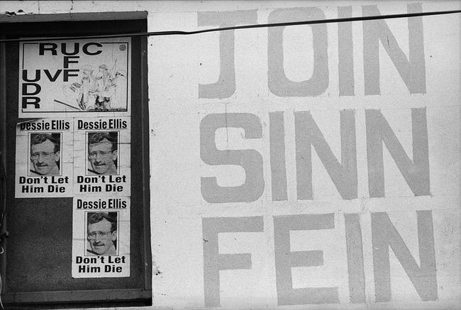 Affiches en Irlande du Nord soutenant le parti politique Sinn Fein et comparant la police d'Irlande du Nord à l'armée britannique.